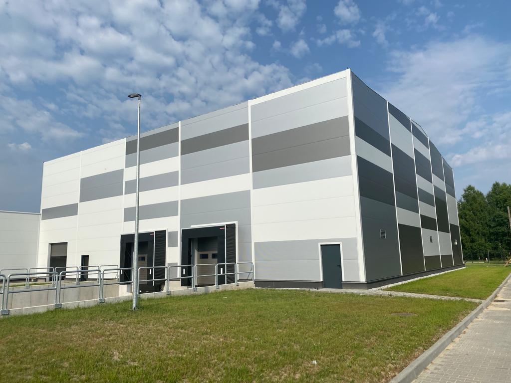 Obraz zawierający niebo, na wolnym powietrzu, chmura, architekturaOpis wygenerowany automatycznie