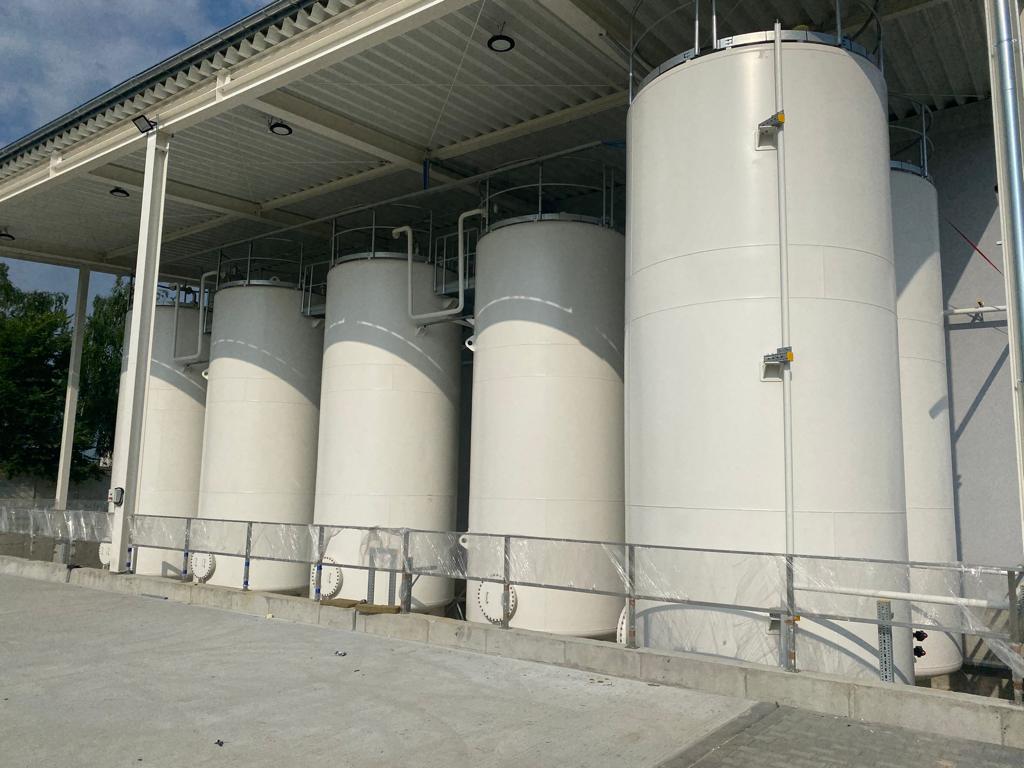 Obraz zawierający na wolnym powietrzu, niebo, cylinder, budynekOpis wygenerowany automatycznie