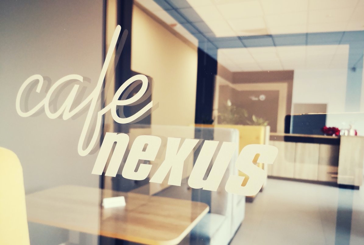 Obraz zawierający meble, w pomieszczeniu, aranżacja wnętrz, pokójOpis wygenerowany automatycznie